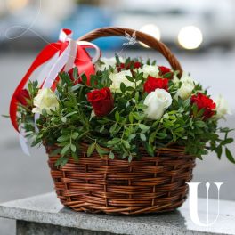 Koszyk kwiatów „Koszyk 25 biało-czerwonych róż”