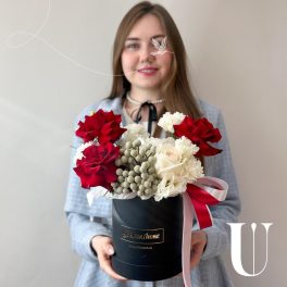 Kwiaty w pudełku na kapelusze „Vintage”