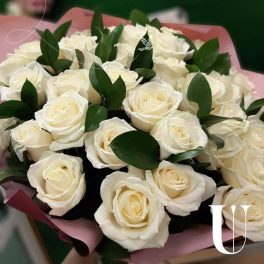 Bukiet „35 białych róż z zielenią”