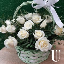 Koszyk kwiatów „Białe róże w zieleni”