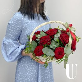 Koszyk kwiatów „Czerwone róże w koszyku S”