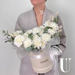 Kwiaty w pudełku na kapelusze „Diviya White”