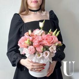 Kwiaty w pudełku na kapelusze „Rewerans”